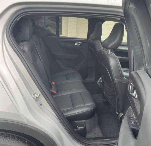 2025 Volvo XC40 B5 Plus Dark Theme