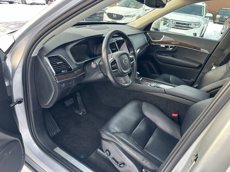 2016 Volvo XC90 T6 Momentum