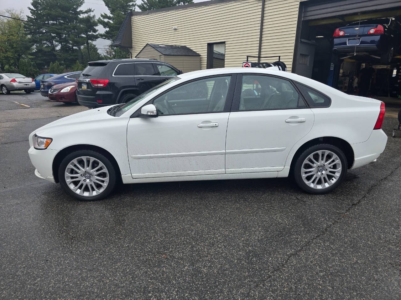 2008 Volvo S40 for sale at QUEENSGATE AUTO SALES in York, PA