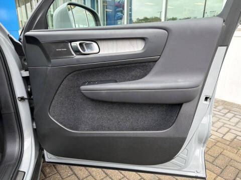 2024 Volvo XC40 B5 Ultimate Bright Theme