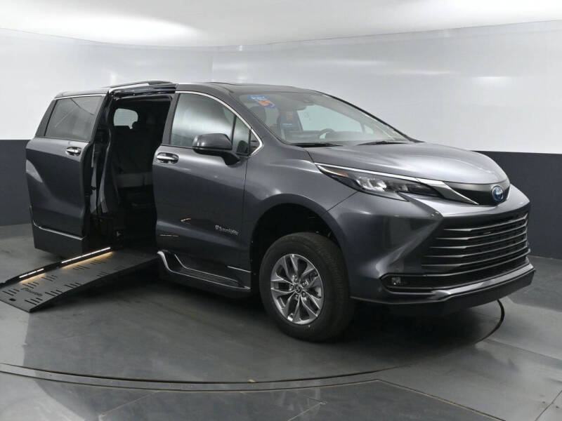 2025 Toyota Sienna XLE's photo