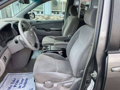 2004 Toyota Sienna LE 7 Passenger