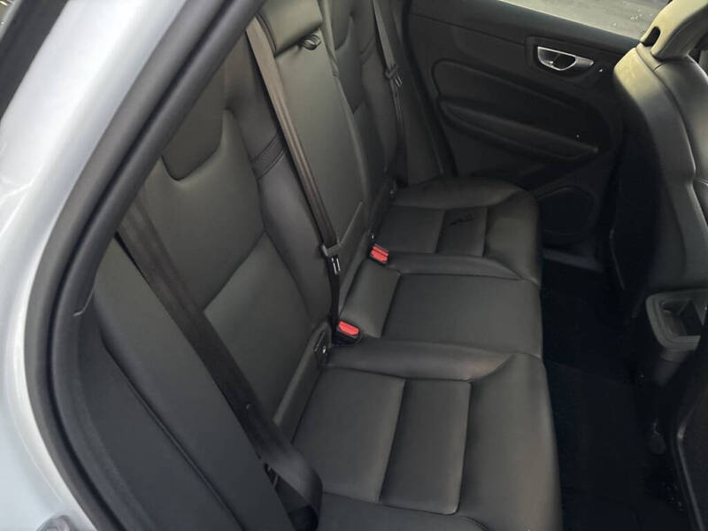 2025 Volvo XC60 B5 Core Dark Theme