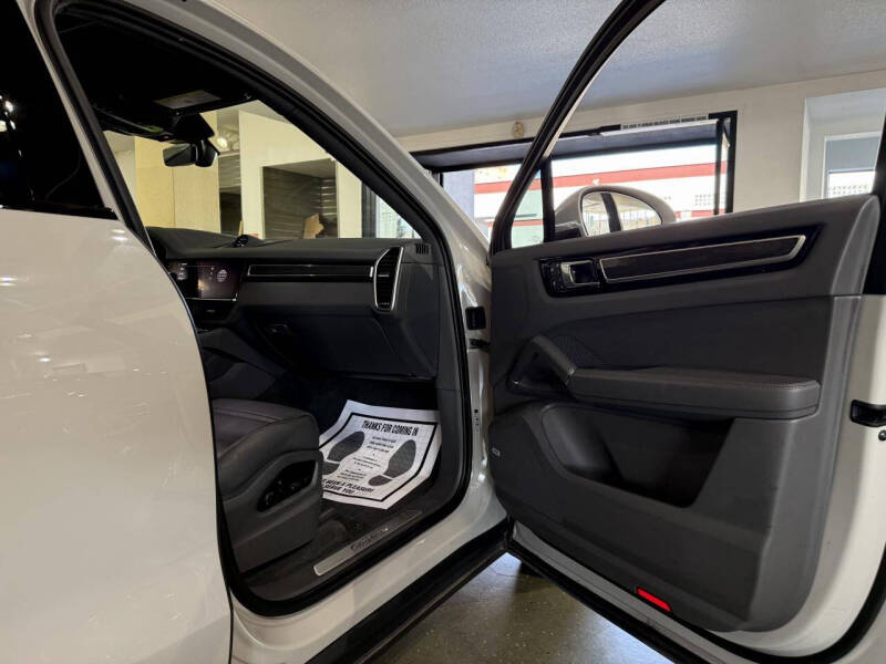 2022 Porsche Cayenne E-Hybrid Coupe