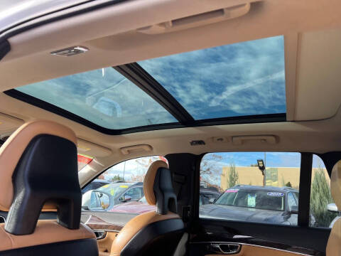 2016 Volvo XC90 T6 Momentum