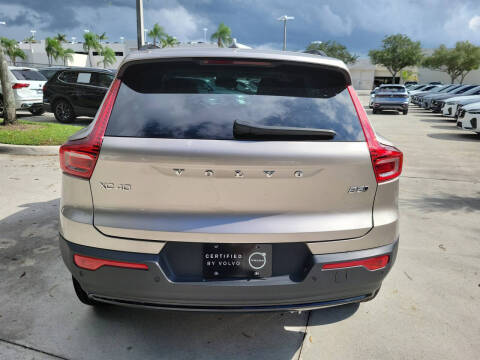 2024 Volvo XC40 B5 Ultimate Dark Theme