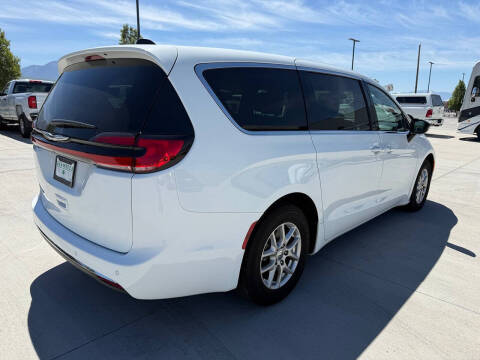 2024 Chrysler Pacifica Touring