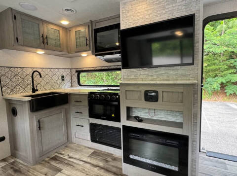 2022 Coleman Light 2455BH