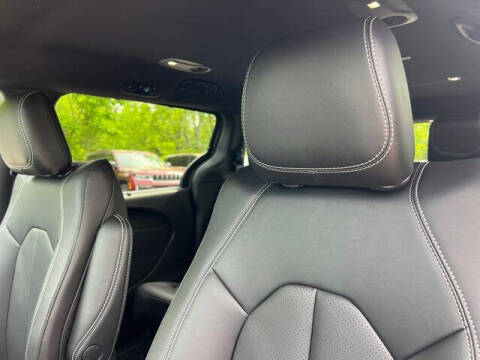 2027 Chrysler Pacifica Select
