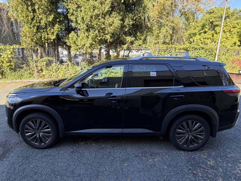 2023 Nissan Pathfinder SL's photo