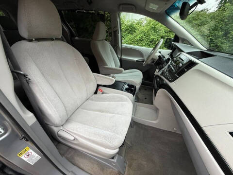 2013 Toyota Sienna LE 8-Passenger