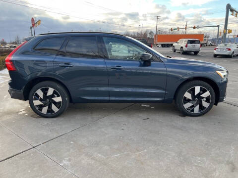 2025 Volvo XC60 T8 Plus Dark Theme