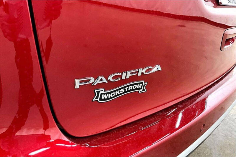 2027 Chrysler Pacifica Select