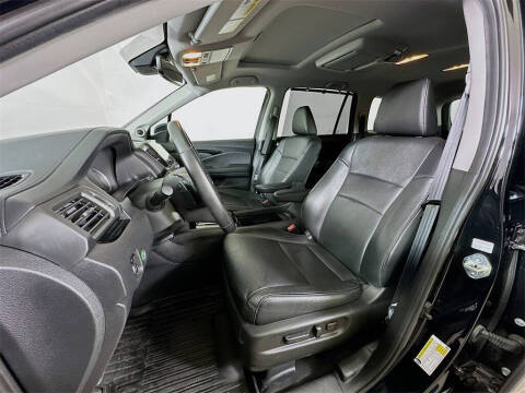 2019 Honda Pilot Touring w/Rear Captain's Chairs