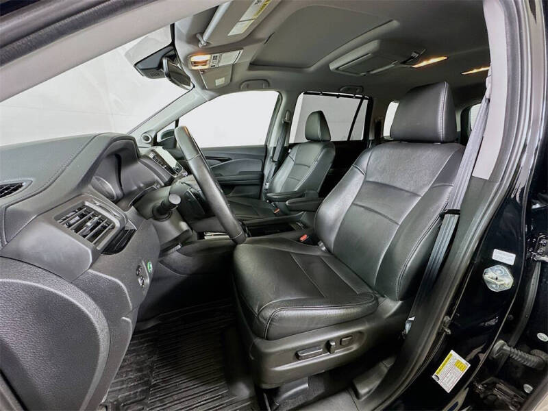 2019 Honda Pilot Touring w/Rear Captain's Chairs