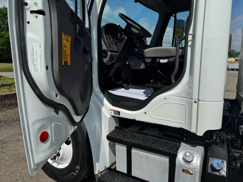 2023 Freightliner M2 106