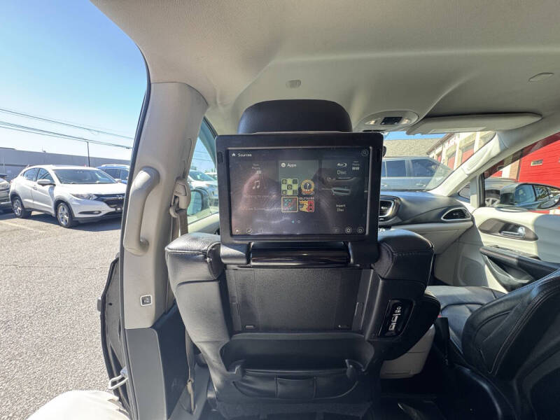 2017 Chrysler Pacifica Touring-L Plus
