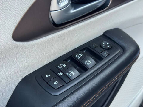 2017 Chrysler Pacifica Touring-L Plus