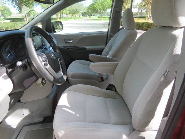 2020 Toyota Sienna LE Mobility 7-Passenger