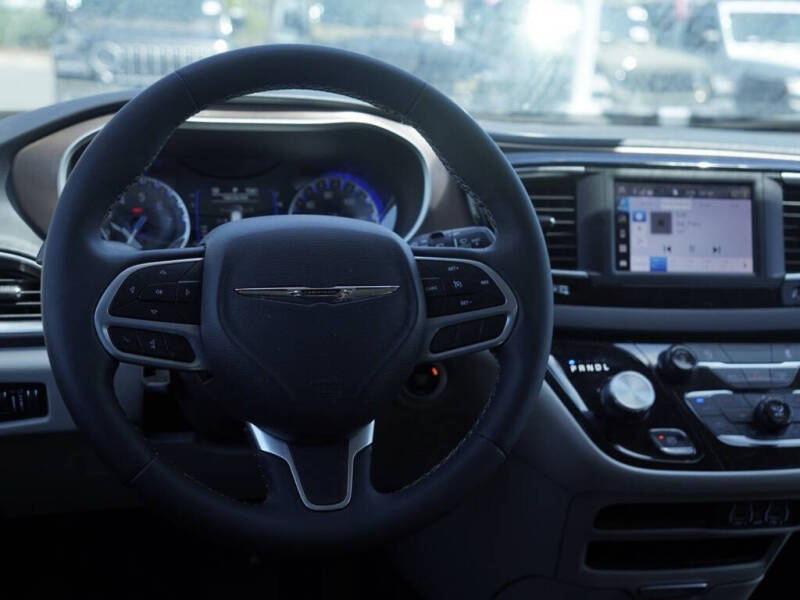 2023 Chrysler Voyager LX