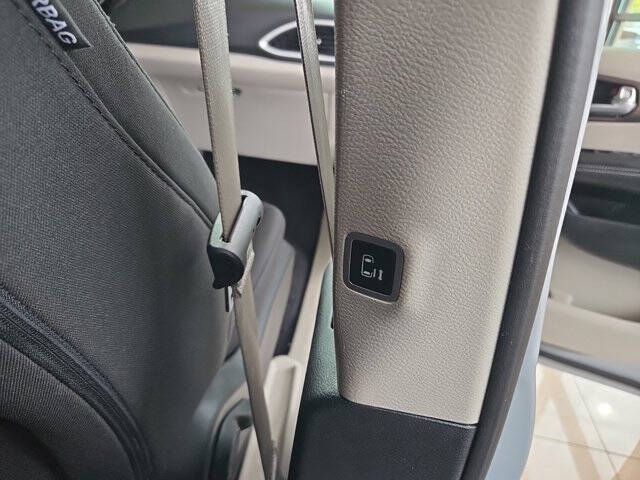 2022 Chrysler Voyager LX