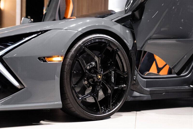 2024 Lamborghini Revuelto