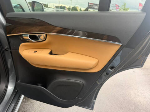 2017 Volvo XC90 T5 Momentum