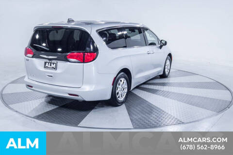 2023 Chrysler Voyager LX