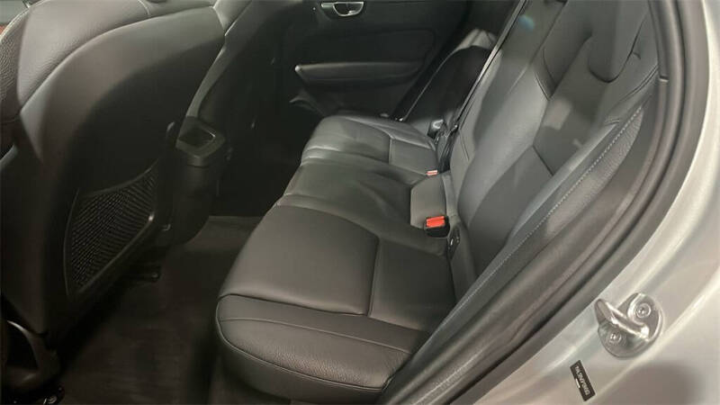 2023 Volvo XC60 B5 Plus Dark Theme