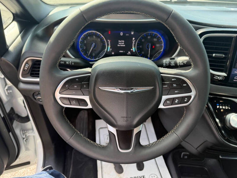 2025 Chrysler Pacifica Select