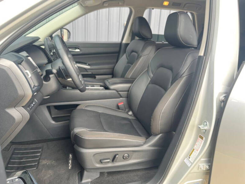 2025 Nissan Pathfinder SL
