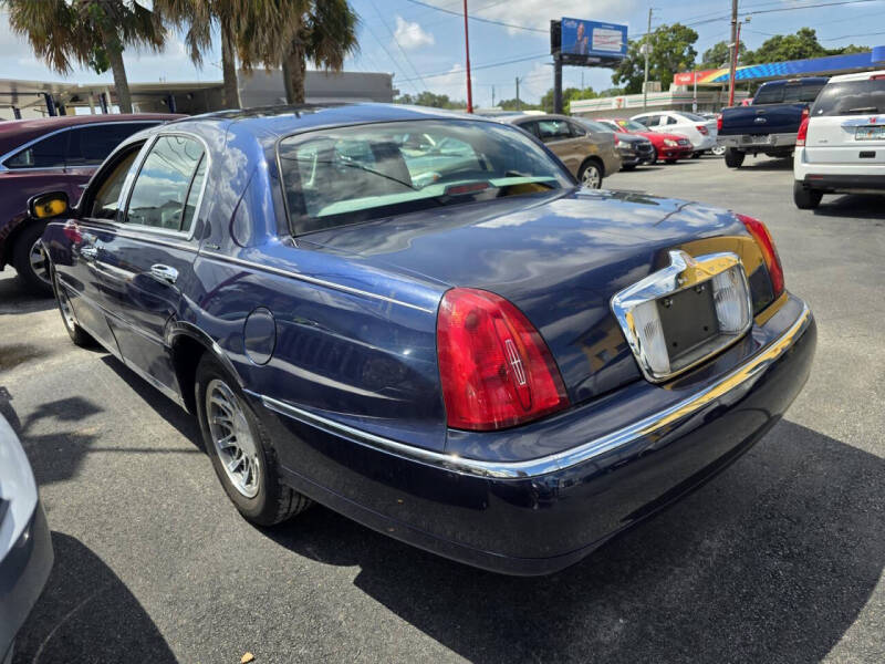 2002 Lincoln Town Car Signature photo 9