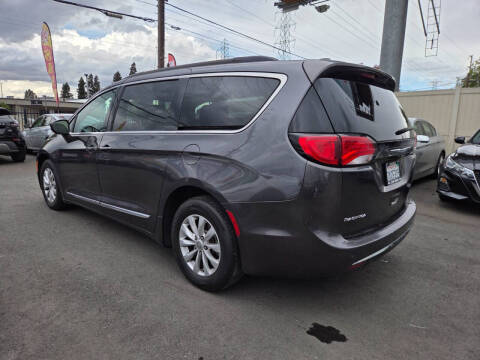 2017 Chrysler Pacifica Touring-L