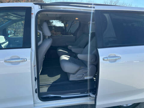 2015 Toyota Sienna XLE 7-Passenger Auto Access Seat