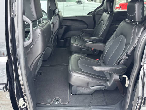 2025 Chrysler Pacifica Select