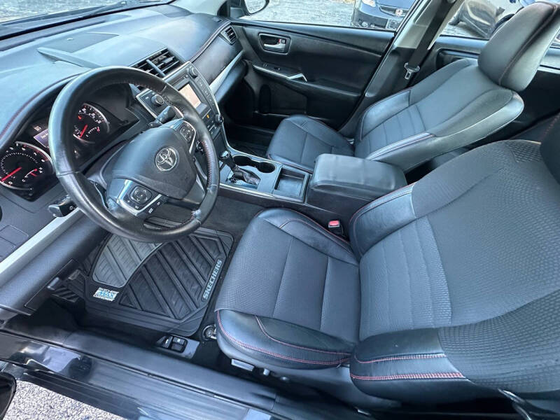 2017 Toyota Camry SE photo 11