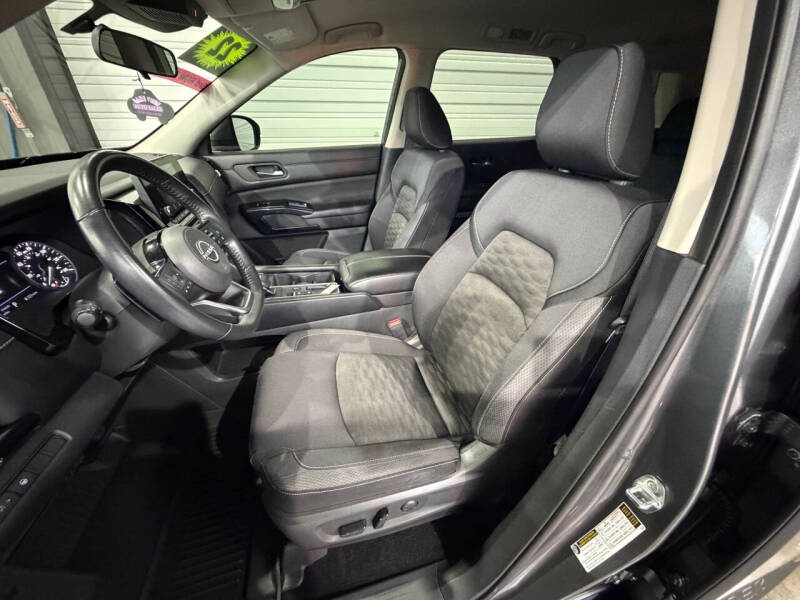 2022 Nissan Pathfinder SV