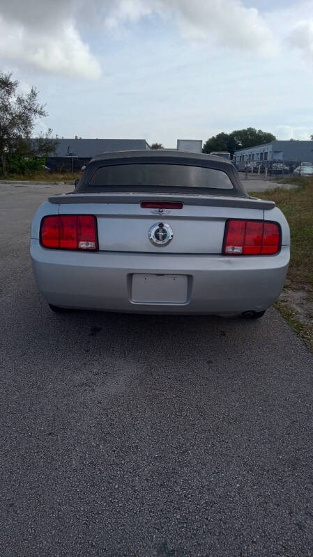 2007 Ford Mustang V6 Deluxe