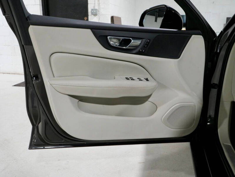 2023 Volvo S60 B5 Plus Dark Theme