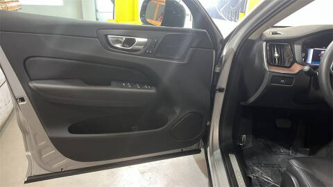 2023 Volvo XC60 B5 Plus Dark Theme