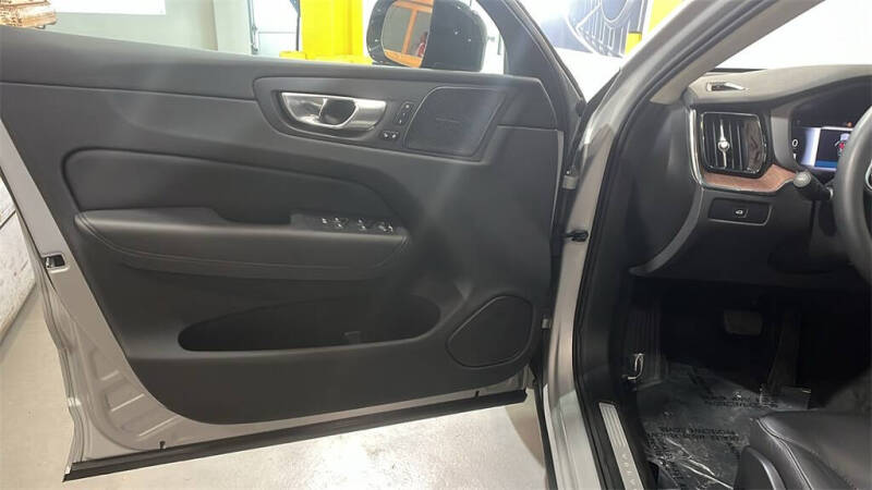 2023 Volvo XC60 B5 Plus Dark Theme