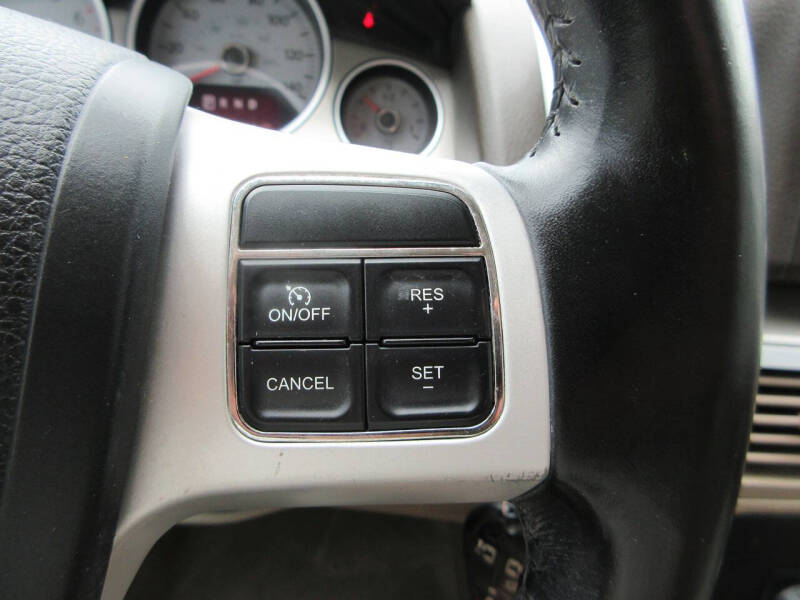 2012 Volkswagen Routan SE