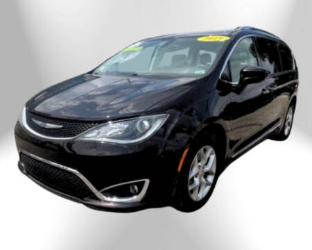 2019 Chrysler Pacifica for sale at R&R Car Company in Mount Clemens MI