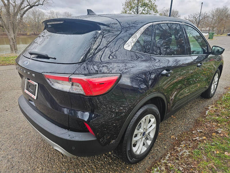 2021 Ford Escape SE photo 3