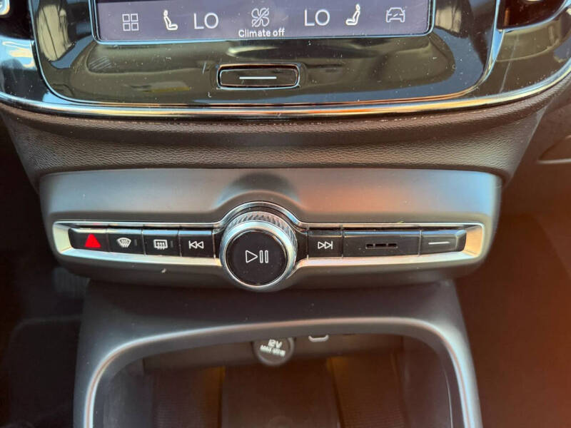 2024 Volvo XC40 B5 Plus Bright Theme