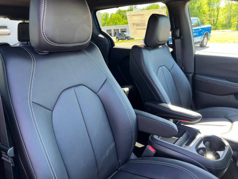 2027 Chrysler Pacifica Select