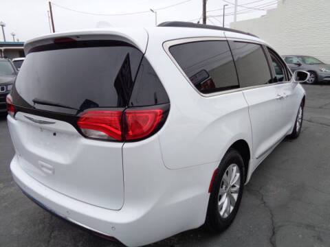 2017 Chrysler Pacifica Touring-L