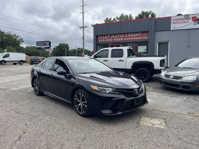 2020 Toyota Camry SE's photo