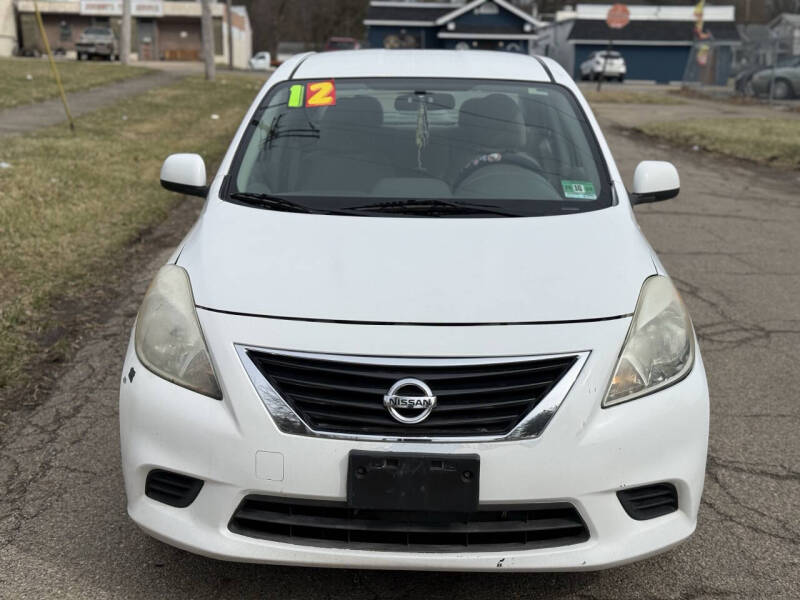 2012 Nissan Versa SV's photo