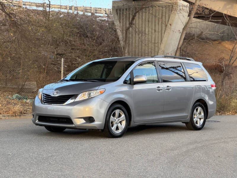 2013 Toyota Sienna LE's photo
